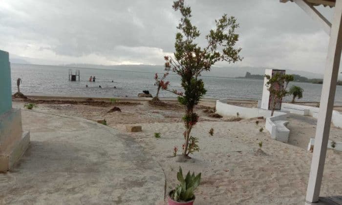 air_danau_toba_surut_wisata_pantai_pasir_putih_parparean_kembali_ramai