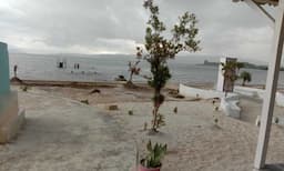 air_danau_toba_surut_wisata_pantai_pasir_putih_parparean_kembali_ramai