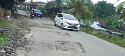 bupati_syah_afandin_tuntaskan_janji_jalan_rusak_di_langkat_mulai_diperbaiki