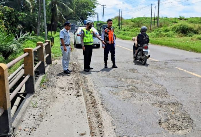jalan_rusak_di_batu_bara_tim_gabungan_cek_lubang_di_jalinsum