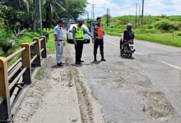 jalan_rusak_di_batu_bara_tim_gabungan_cek_lubang_di_jalinsum