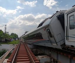 ka_purwojaya_anjlok_di_bekasi_seluruh_penumpang_selamat