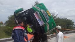 kecelakaan_maut_bus_wisata_di_tol_pemalangbatang_4_orang_tewas_dan_belasan_lukaluka