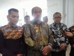 pemkab_asahan_buka_suara_soal_warga_pikul_jenazah_di_jalan_berlumpur