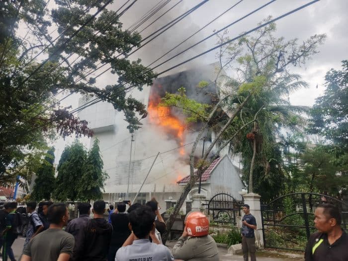 breaking_news_gedung_disdik_sumut_terbakar