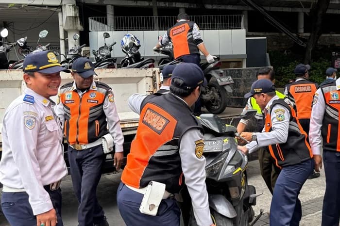 parkir_di_atas_trotoar_22_unit_sepeda_motor_diangkut_ke_kantor_sudinhub