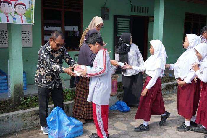 pt_kai_salurkan_csr_bantu_murid_kurang_mampu_di_medan