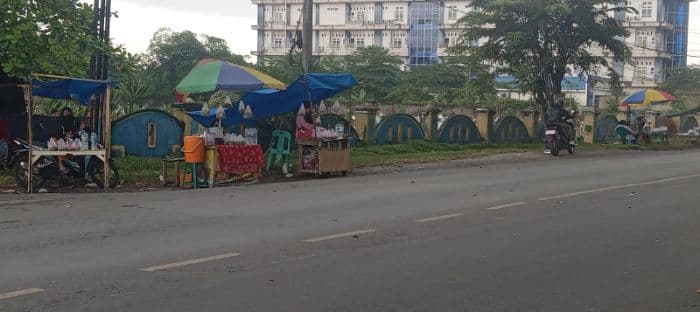 ramadhan_datang_pedagang_bunga_di_tebing_tinggi_raup_untung_dari_peziarah