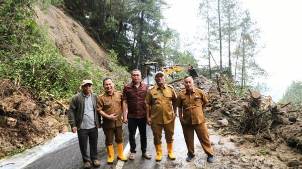 tinjau_lokasi_banjir_di_dairi_anggota_dprd_sumut_berharap_hari_ini_akses_jalan_bisa_dilalui_