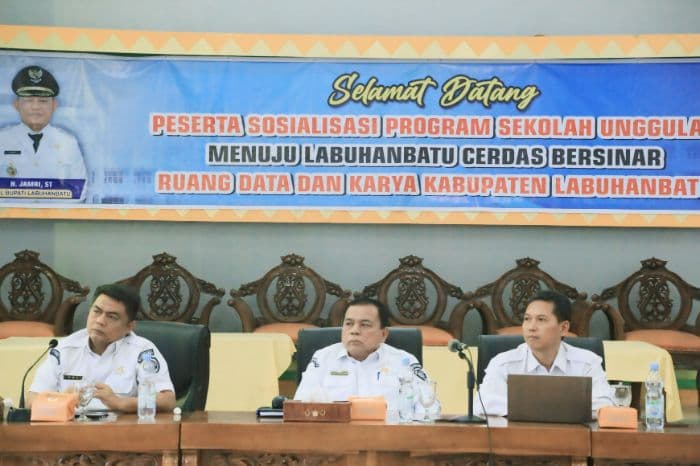wujudkan_visi_misi_bupati_labuhanbatu_sekda_buka_sosialisasi_program_sekolah_unggulan_