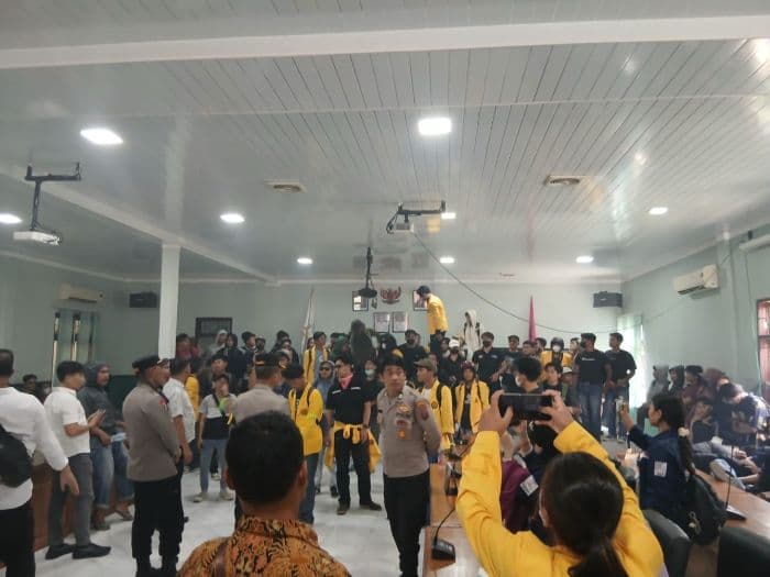 demo_tolak_uu_tni_massa_masuki_gedung_dprd_siantar