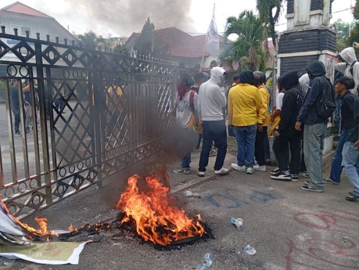 demo_mahasiswa_usi_memanas_massa_dobrak_gerbang_dprd_pematangsiantar