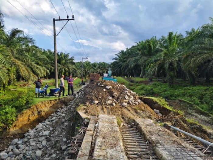 akses_penghubung_dua_desa_di_bahorok_amblas_kini_mulai_diperbaiki