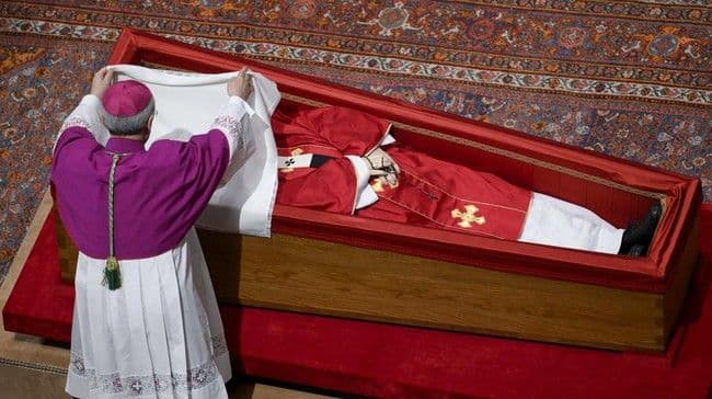 begini_prosesi_misa_pemakaman_paus_fransiskus