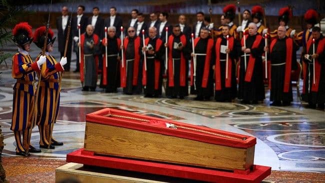 jenazah_paus_dibungkus_kasula_merah_dengan_mitra_putih_dan_rosario_digenggam_di_tangannya