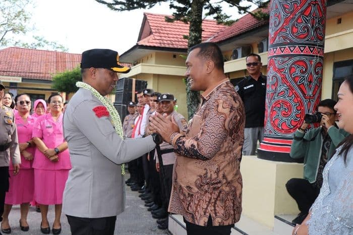 kapolres_toba_yang_baru_kagumi_keindahan_alam_dan_sambutan_warga