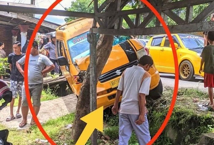 kecelakaan_maut_di_binjai_angkot_tabrak_pohon_siswa_sd_meninggal_terjepit