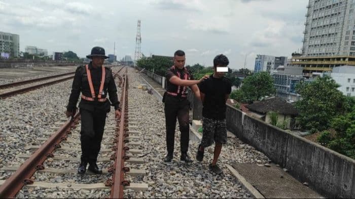 timbulkan_kerugian_dan_bahayakan_operasional_kai_sumut_tangkap_pencuri_kabel_sinyal