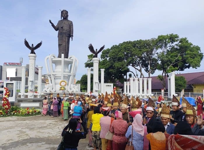 wali_kota_pematangsiantar_resmikan_monumen_raja_sang_naualuh_damanik