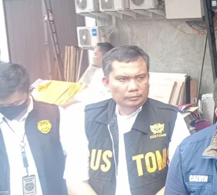 bea_cukai_temukan_miras_ilegal_di_dragon_ktv_medan