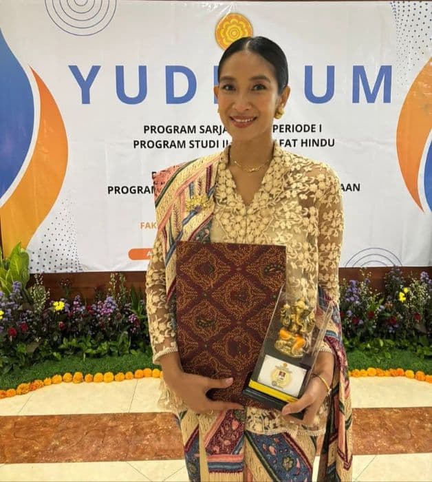 happy_salma_selesaikan_gelar_s1_ilmu_filsafat_hindu_di_unhi