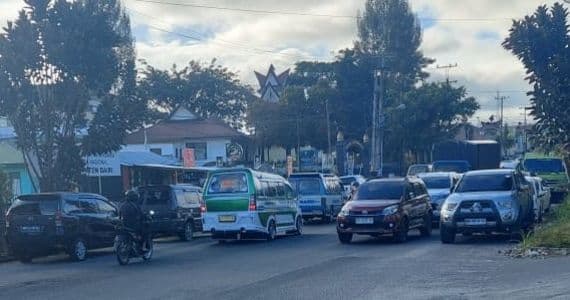 kendaraan_asn_parkir_sembarangan_jalan_protokol_sidikalang_macet_dan_semrawut_