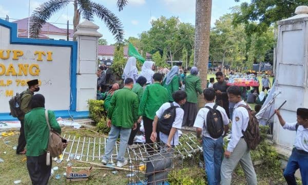 konflik_lahan_wakaf_massa_al_washliyah_demo_di_kantor_bupati_deli_serdang_