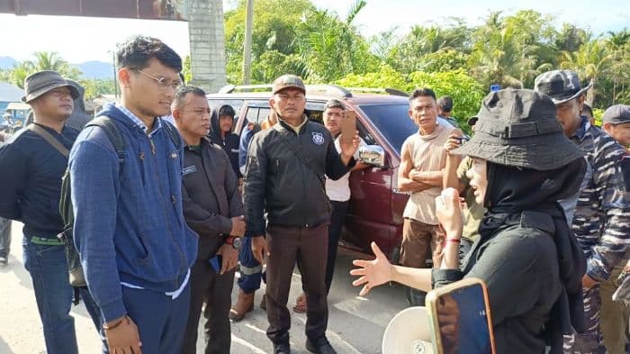 puluhan_warga_blokir_jalan_masuk_pltu_labuhan_angin_tapteng