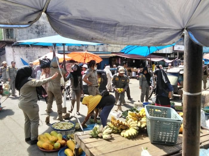 satpol_pp_tertibkan_pedagang_kaki_lima_di_pasar_tradisional_padangsidimpuan