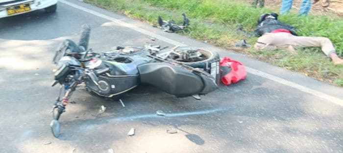 truk_menyalip_mobil_pribadi_pemotor_terluka_parah_di_jalinsum_batu_bara