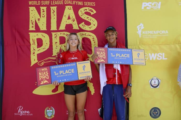lucy_darragh_dan_dylan_wilcoxen_sabet_juara_dunia_surfing_di_nias_selatan