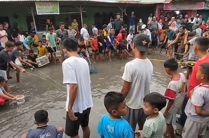 jalan_rusak_warga_sunggal_kanan_pancing_ikan_di_kubangan_