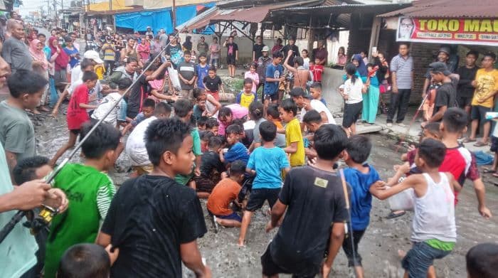 kesal_jalan_rusak_tak_diperbaiki_warga_sunggal_kanan_mancing_di_kubangan