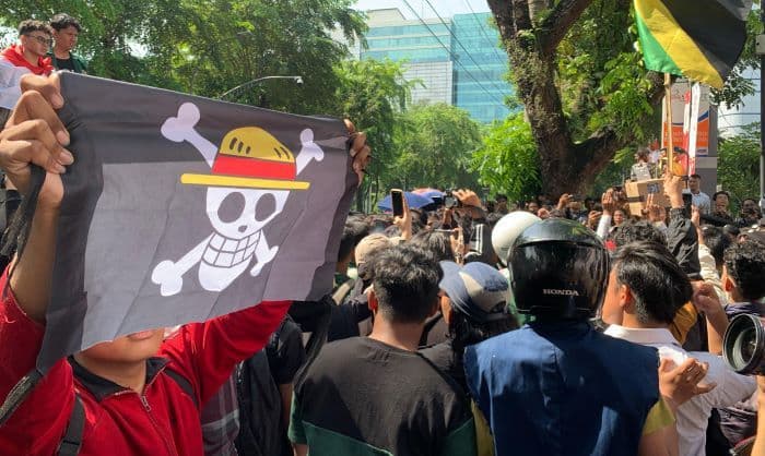 aksi_di_dprd_sumut_diwarnai_bendera_one_piece_dan_kardus_tikus_berlogo_parpol