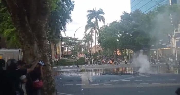 breaking_news_suasana_mencekam_hujan_batu_warnai_aksi_di_depan_dprd_sumut_