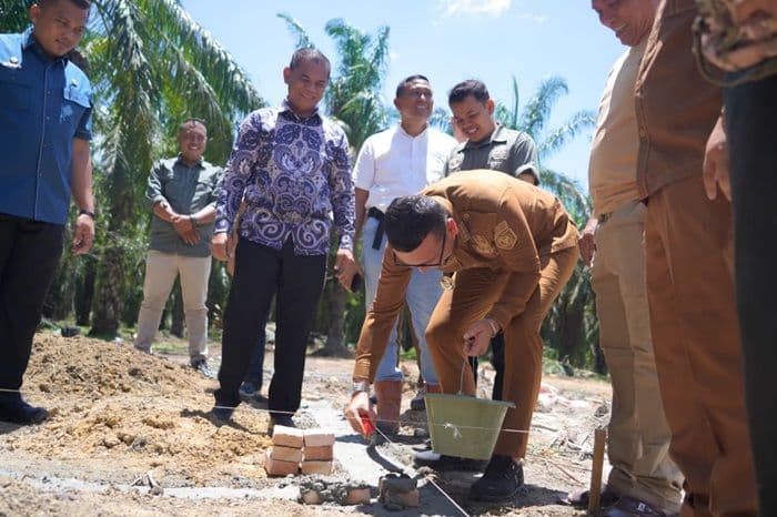 bupati_labusel_letakkan_batu_pertama_timbangan_ram_koperasi_merah_putih