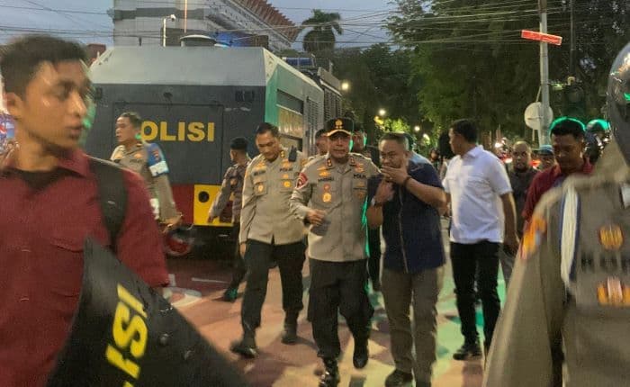 demo_di_dprd_sumut_kian_memanas_massa_beringas_dan_tersebar_di_tiga_titik