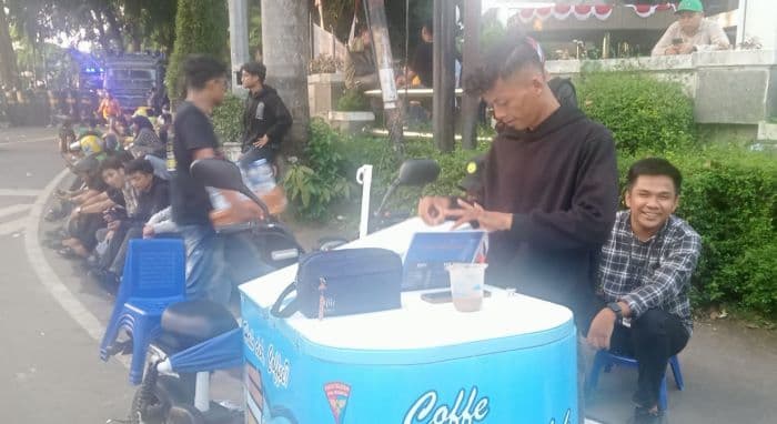 di_tengah_panasnya_aksi_pedagang_kopi_di_dprd_sumut_raup_untung_berlipat