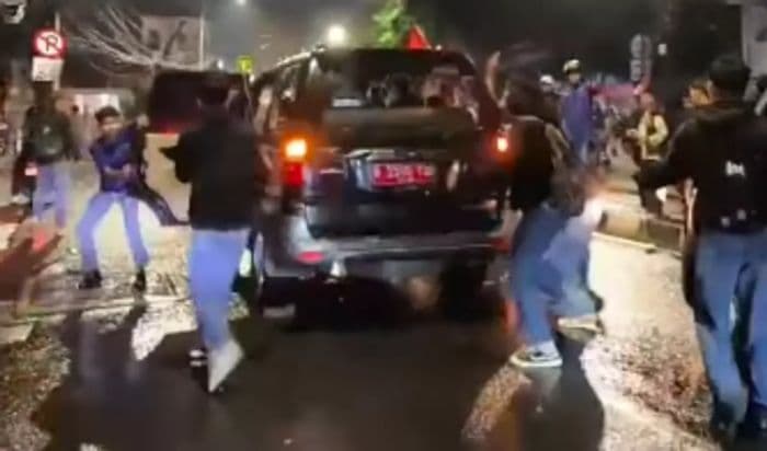 disangka_mobil_dpr_lurah_manggarai_selatan_jadi_korban_amukan_massa