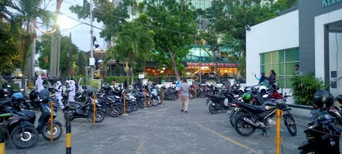 gas_air_mata_masuk_ke_rs_malahayati_massa_demo_di_dprd_sumut_masih_ricuh