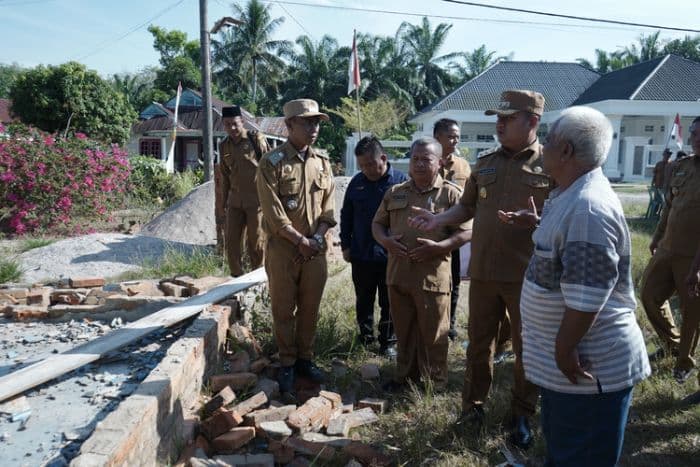 kemensos_salurkan_rp215_juta_untuk_24_kk_korban_puting_beliung_di_asahan