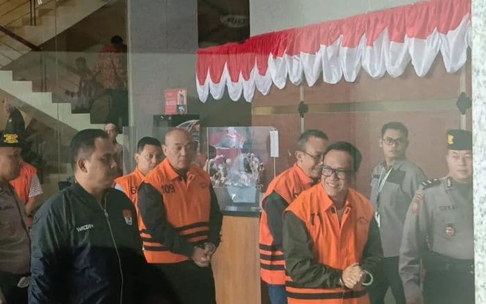 kpk_geledah_rumah_eks_wamenaker_immanuel_ebenezer_amankan_ponsel_di_plafon_dan_mobil_alphard