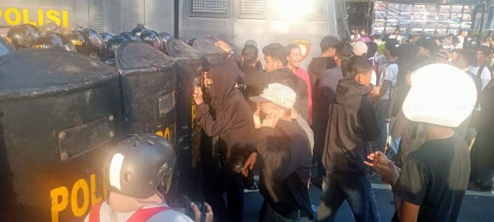 massa_aksi_kembali_desak_barikade_petugas_di_depan_gedung_dprd_sumut