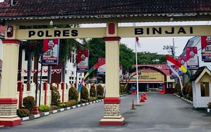 pengusaha_lapor_polisi_usai_papan_bunganya_dicuri_di_depan_polres_binjai