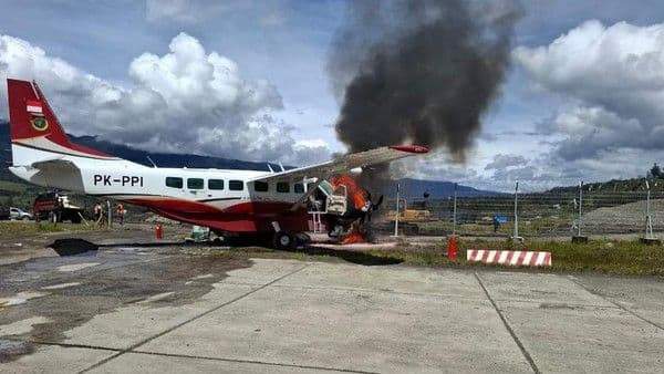 pesawat_amole_air_kecelakaan_di_bandara_aminggaru_tabrak_pos_kopasgat