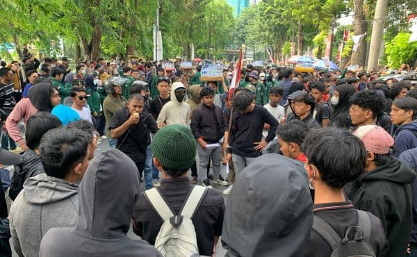 ratusan_mahasiswa_geruduk_gedung_dprd_sumut_bawa_sejumlah_tuntutan
