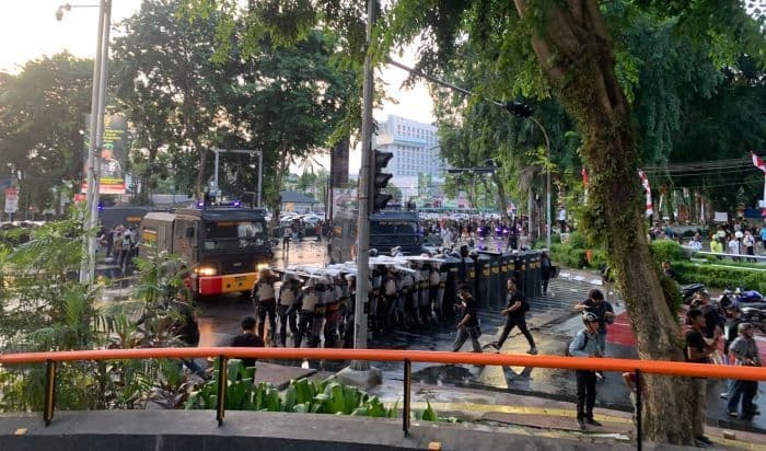 ricuh_di_dprd_sumut_massa_lempar_petasan_polisi_amankan_puluhan_orang