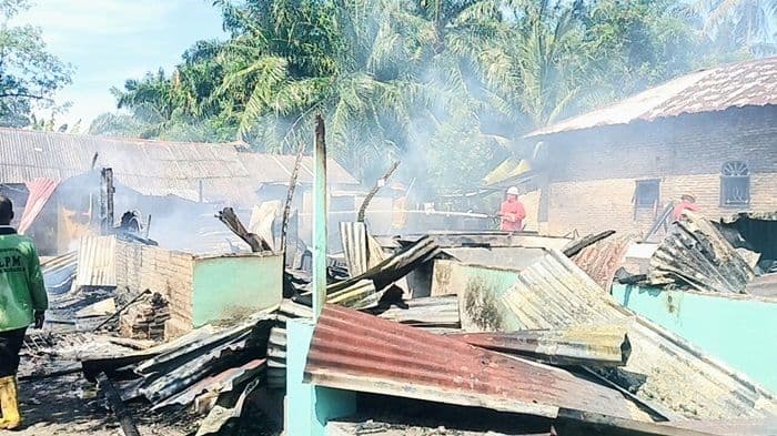 siang_bolong_3_rumah_di_medang_deras_ludes_terbakar_kerugian_capai_ratusan_juta
