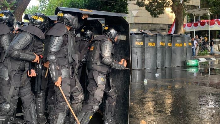 situasi_di_dprd_sumut_mencekam_polisi_paksa_mundur_massa_aksi_dengan_water_cannon