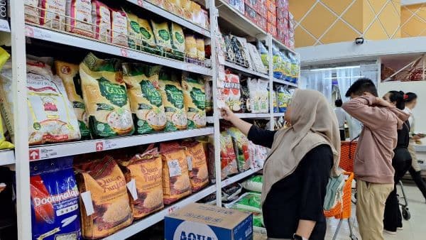 stok_normal_beras_premium_kembali_bebas_dibeli_di_pasar_modern_medan